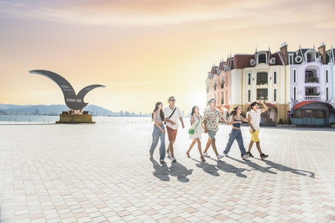 Quảng trường Wonder Square với tầm nhìn hướng ra vịnh biển đẹp bậc nhất thế giới. Ảnh: D.K Quảng trường Wonder Square với tầm nhìn hướng ra vịnh biển đẹp bậc nhất thế giới. Ảnh: D.K