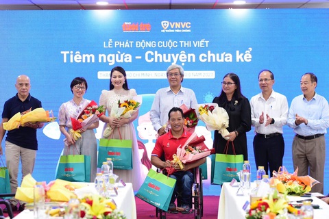 Phát động cuộc thi viết 'Tiêm ngừa - Chuyện chưa kể' - Ảnh 3. Các thành viên Ban Giám khảo cuộc thi - Ảnh: DUYÊN PHAN