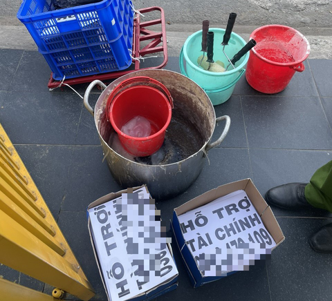 Nhóm 5 người nấu keo, khuya đi dán tờ rơi 'tín dụng đen' - Ảnh 1. Công an thu giữ nhiều vật dụng và giấy chứa nội dung cho vay của nhóm đi dán tờ rơi 'tín dụng đen' - Ảnh: MINH HÒA