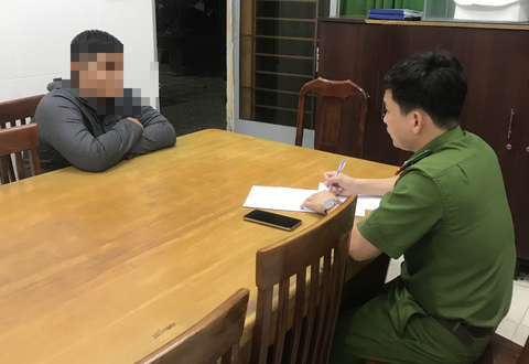Nhóm 5 người nấu keo, khuya đi dán tờ rơi 'tín dụng đen' - Ảnh 2. Công an làm việc với một người trong nhóm - Ảnh: Công an cung cấp