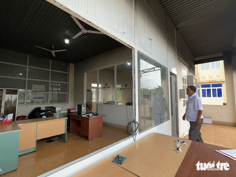 Trụ sở xã bị tấn công tại Đắk Lắk: vừa sửa chữa vừa phục vụ người dân - Ảnh 4. Trụ sở xã bị tấn công tại Đắk Lắk: vừa sửa chữa vừa phục vụ người dân - Ảnh 4.