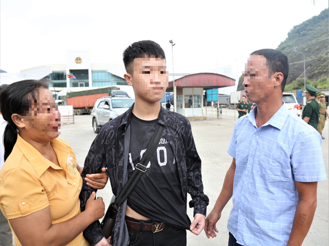 6 nạn nhân việc nhẹ lương cao từ Lào được cứu về - Ảnh 3. 6 nạn nhân việc nhẹ lương cao từ Lào được cứu về - Ảnh 3.