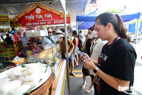 Tưng bừng khuyến mãi ở lễ hội ‘Không tiền mặt - Cashless Town’ khai hội ngày 16-6 - Ảnh 12. Khách hàng trải nghiệm các dịch vụ sẽ không dùng tiền mặt tại lễ hội - Ảnh: QUANG ĐỊNH