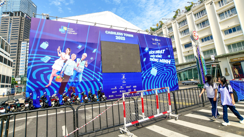 Khai hội Không tiền mặt - Ảnh 1. Lễ hội Không tiền mặt - Cashless Town diễn ra ở đường Lê Lợi, quận 1, TP.HCM - Ảnh: QUANG ĐỊNH