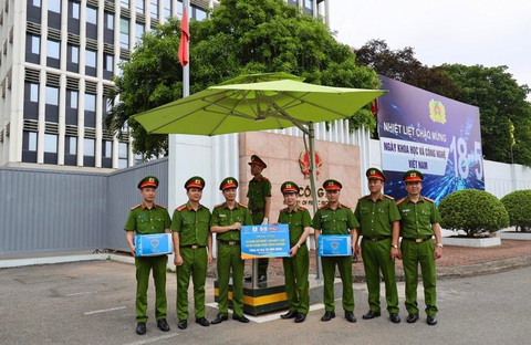 Lãnh đạo Bộ tư lệnh cảnh sát cơ động tặng quà cán bộ chiến sĩ làm nhiệm vụ canh gác, bảo vệ mục tiêu - Ảnh: MINH TÚ Lãnh đạo Bộ tư lệnh cảnh sát cơ động tặng quà cán bộ chiến sĩ làm nhiệm vụ canh gác, bảo vệ mục tiêu - Ảnh: MINH TÚ