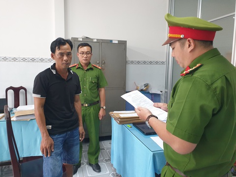 Khởi tố hai cha con tấn công cảnh sát giao thông - Ảnh 1. Khởi tố hai cha con tấn công cảnh sát giao thông - Ảnh 1.