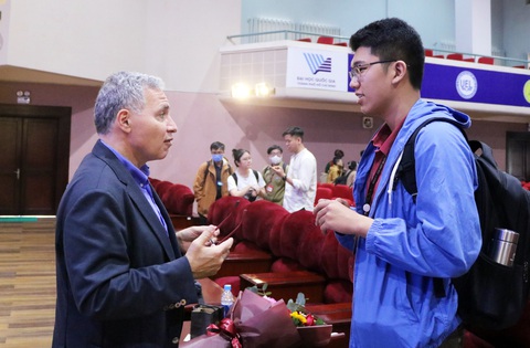Thái Gia Bảo trao đổi cùng giáo sư Benjamin Philosophe - Ảnh: TR.NHÂN Thái Gia Bảo trao đổi cùng giáo sư Benjamin Philosophe - Ảnh: TR.NHÂN