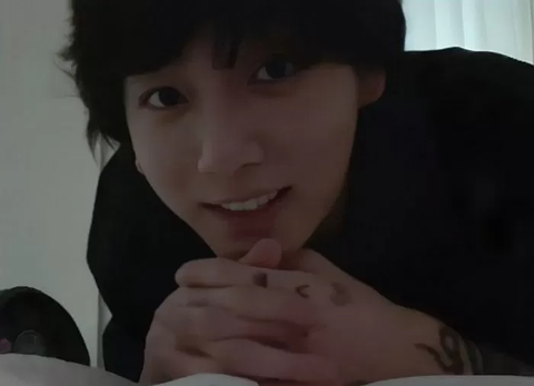6,7 triệu người xem Jungkook bắt chước Hieuthuhai ngủ online - Ảnh 4. 6,7 triệu người xem Jungkook bắt chước Hieuthuhai ngủ online - Ảnh 4.