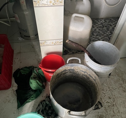 Nhóm 5 người nấu keo, khuya đi dán tờ rơi 'tín dụng đen' - Ảnh 3. Nhóm này nấu keo dán, sau đó đi dán giấy có nội dung cho vay khắp thành phố - Ảnh: MINH HÒA