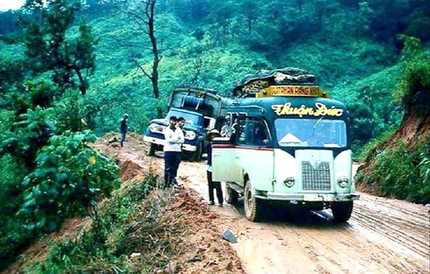 Một chuyến xe đò cũ kỹ qua núi rừng miền Trung - Ảnh tư liệu Một chuyến xe đò cũ kỹ qua núi rừng miền Trung - Ảnh tư liệu