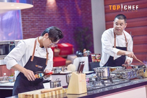Top Chef Việt Nam mở màn với ‘Món ăn đường phố cao cấp’ có giá 100 USD - Ảnh 3. "Em út" Trần Vinh và "Anh cả" Chí Tâm là đồng đội trong thử thách Loại trừ