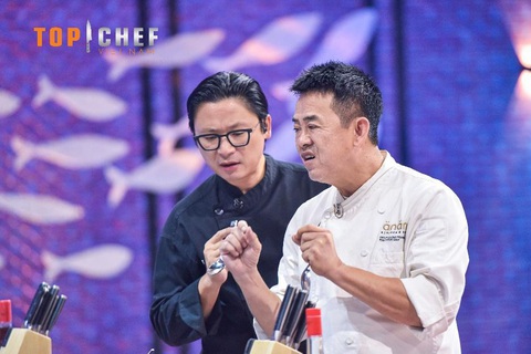 Top Chef Việt Nam mở màn với ‘Món ăn đường phố cao cấp’ có giá 100 USD - Ảnh 5. Giám khảo Luke Nguyễn, giám khảo Peter Cường Franklin chất vấn đầu bếp khi định giá món ăn