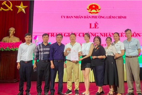 Phương Oanh - Shark Bình được phường tổ chức lễ trao giấy chứng nhận kết hôn, vì sao? - Ảnh 1. Phương Oanh - Shark Bình được phường tổ chức lễ trao giấy chứng nhận kết hôn, vì sao? - Ảnh 1.