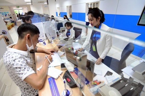 Khách hàng giao dịch tại một ngân hàng ở TP.HCM - Ảnh: QUANG ĐỊNH Khách hàng giao dịch tại một ngân hàng ở TP.HCM - Ảnh: QUANG ĐỊNH