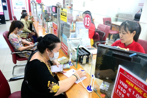 Dù lãi suất huy động đã giảm mạnh nhưng tiền gửi dân cư tăng. Trong ảnh: giao dịch của một ngân hàng tại TP.HCM - Ảnh: QUANG ĐỊNH Dù lãi suất huy động đã giảm mạnh nhưng tiền gửi dân cư tăng. Trong ảnh: giao dịch của một ngân hàng tại TP.HCM - Ảnh: QUANG ĐỊNH