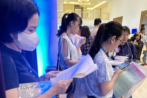 “Hội nghị người sở hữu trái phiếu Saigon Glory” vừa diễn ra tháng 6-2023, trong đó nhiều nhà đầu tư bày tỏ ấm ức vì doanh nghiệp trì hoãn trả gốc và lãi đúng hạn - Ảnh: B.MAI “Hội nghị người sở hữu trái phiếu Saigon Glory” vừa diễn ra tháng 6-2023, trong đó nhiều nhà đầu tư bày tỏ ấm ức vì doanh nghiệp trì hoãn trả gốc và lãi đúng hạn - Ảnh: B.MAI