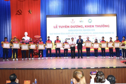 Khen thưởng các vận động viên TP.HCM đoạt huy chương SEA Games 32 - Ảnh 5. Khen thưởng các vận động viên TP.HCM đoạt huy chương SEA Games 32 - Ảnh 5.