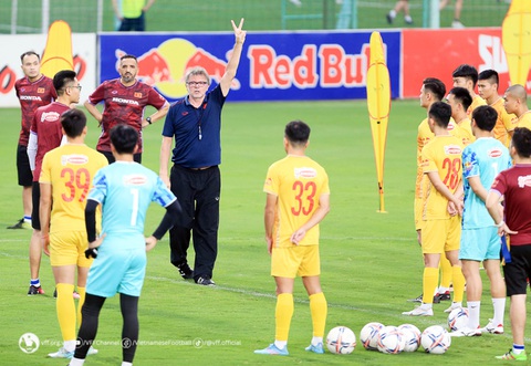 Mọi người đang háo hức chờ đợi màn ra mắt của HLV Troussier cùng tuyển Việt Nam - Ảnh: VFF Mọi người đang háo hức chờ đợi màn ra mắt của HLV Troussier cùng tuyển Việt Nam - Ảnh: VFF