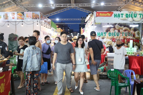 Chưa khai mạc, lễ hội Không tiền mặt đã nhộn nhịp du khách - Ảnh 2. Chưa khai mạc, lễ hội Không tiền mặt đã nhộn nhịp du khách - Ảnh 2.