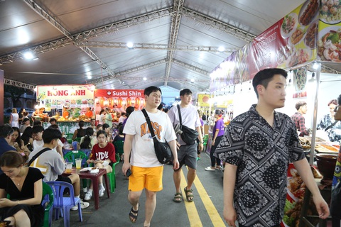 Chưa khai mạc, lễ hội Không tiền mặt đã nhộn nhịp du khách - Ảnh 3. Chưa khai mạc, lễ hội Không tiền mặt đã nhộn nhịp du khách - Ảnh 3.