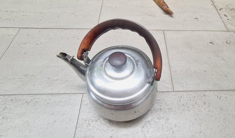 Chị Hồng phơi nắng ấm nước trên sân thượng để làm nóng - Ảnh: MẠNH DŨNG Chị Hồng phơi nắng ấm nước trên sân thượng để làm nóng - Ảnh: MẠNH DŨNG