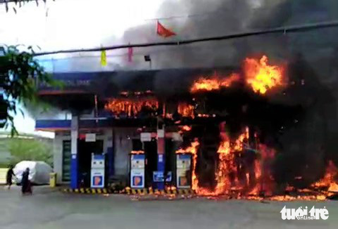 Khách vứt đầu thuốc lá, cây xăng bùng cháy dữ dội - Ảnh 1. Khách vứt đầu thuốc lá, cây xăng bùng cháy dữ dội - Ảnh 1.
