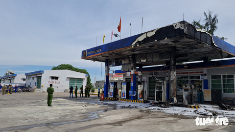 Khách vứt đầu thuốc lá, cây xăng bùng cháy dữ dội - Ảnh 2. Khách vứt đầu thuốc lá, cây xăng bùng cháy dữ dội - Ảnh 2.