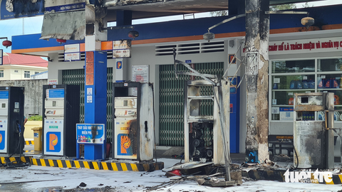 Khách vứt đầu thuốc lá, cây xăng bùng cháy dữ dội - Ảnh 3. Khách vứt đầu thuốc lá, cây xăng bùng cháy dữ dội - Ảnh 3.