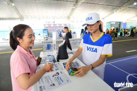 Ở lễ hội không tiền mặt, chỗ nào cũng thấy có quà - Ảnh 6. Ở lễ hội không tiền mặt, chỗ nào cũng thấy có quà - Ảnh 6.