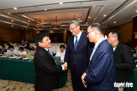 Tổng biên tập báo Tuổi Trẻ và ông Ngụy Hoa Tường - tổng lãnh sự Trung Quốc tại TP.HCM - Ảnh: QUANG ĐỊNH Tổng biên tập báo Tuổi Trẻ Lê Thế Chữ (trái) và ông Ngụy Hoa Tường - tổng lãnh sự Trung Quốc tại TP.HCM - Ảnh: QUANG ĐỊNH
