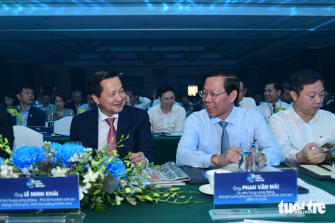 400 đại biểu dự hội thảo Kết nối dữ liệu, thanh toán thông minh - Ảnh 1. Phó thủ tướng Lê Minh Khái (bìa trái) và Chủ tịch UBND TP.HCM Phan Văn Mãi - Ảnh: QUANG ĐỊNH