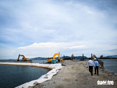 Cảng Liên Chiểu làm ngày 3 ca nhưng lại thiếu đá san lấp - Ảnh 1. Cảng Liên Chiểu làm ngày 3 ca nhưng lại thiếu đá san lấp - Ảnh 1.