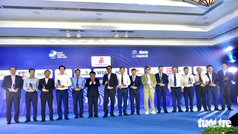 Cần có hệ thống thẻ vé thông minh cho giao thông công cộng - Ảnh 9. Cần có hệ thống thẻ vé thông minh cho giao thông công cộng - Ảnh 9.