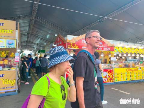 Du khách thích thú trải nghiệm dịch vụ không tiền mặt - Ảnh 7. Du khách thích thú trải nghiệm dịch vụ không tiền mặt - Ảnh 7.