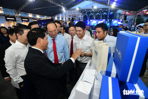 Khai hội Không tiền mặt, công bố chương trình Mùa mua sắm - Ảnh 1. Khai hội Không tiền mặt, công bố chương trình Mùa mua sắm - Ảnh 1.