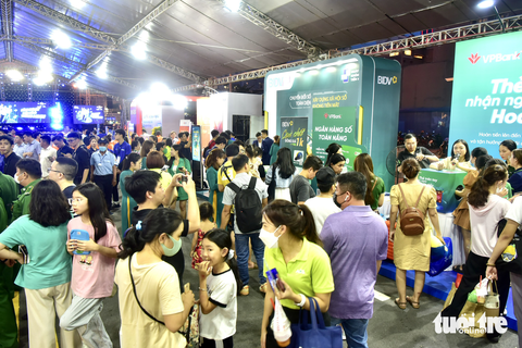 Khai hội Không tiền mặt, công bố chương trình Mùa mua sắm - Ảnh 7. Khai hội Không tiền mặt, công bố chương trình Mùa mua sắm - Ảnh 7.