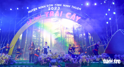 Chương trình văn nghệ đặc sắc thu hút người dân và khách du lịch đến xem đêm khai mạc - Ảnh: DUY NGỌC Chương trình văn nghệ đặc sắc thu hút người dân và khách du lịch đến xem đêm khai mạc - Ảnh: DUY NGỌC