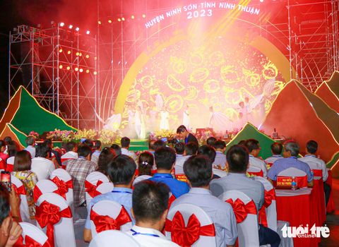 Người dân và khách du lịch tham dự khai mạc Lễ hội trái cây Ninh Sơn năm 2023 - Ảnh: DUY NGỌC Người dân và khách du lịch tham dự khai mạc Lễ hội trái cây Ninh Sơn năm 2023 - Ảnh: DUY NGỌC