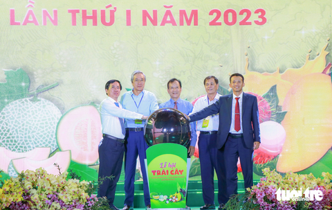 Lãnh đạo tỉnh Ninh Thuận và huyện Ninh Thuận nghi thức khai mạc lễ hội Lãnh đạo tỉnh Ninh Thuận và huyện Ninh Sơn chạm tay vào biểu tượng quả cầu để chính thức khai mạc Lễ hội trái cây Ninh Sơn năm 2023 - Ảnh: DUY NGỌC