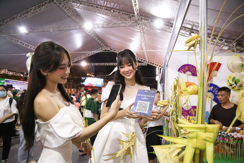 Hoa hậu Mai Phương: Thanh toán không tiền mặt tiện lợi cho mọi lứa tuổi - Ảnh 1. Hoa hậu Mai Phương: Thanh toán không tiền mặt tiện lợi cho mọi lứa tuổi - Ảnh 1.