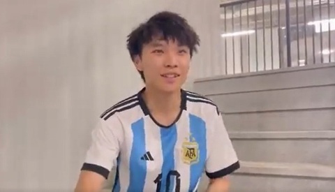 Thanh niên ôm Messi nổi tiếng toàn cầu với khoảnh khắc để đời - Ảnh 4. Thanh niên ôm Messi nổi tiếng toàn cầu với khoảnh khắc để đời - Ảnh 4.