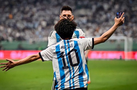 Thanh niên ôm Messi nổi tiếng toàn cầu với khoảnh khắc để đời - Ảnh 1. Thanh niên ôm Messi nổi tiếng toàn cầu với khoảnh khắc để đời - Ảnh 1.