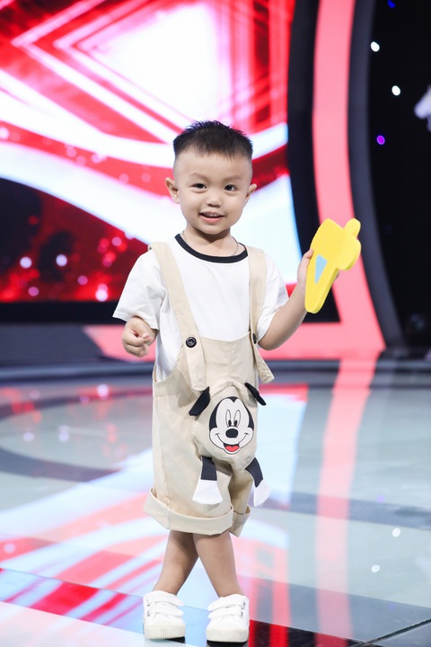 Choáng với thiên tài nhí 18 tháng tuổi đọc thạo chữ số bằng song ngữ - Ảnh 4. Choáng với thiên tài nhí 18 tháng tuổi đọc thạo chữ số bằng song ngữ - Ảnh 4.