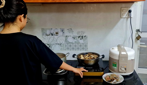 Trước khi nấu ăn một tiếng, chị Yến lấy đồ ăn trong tủ lạnh ra để đỡ phải hâm lâu tốn điện - Ảnh: MẠNH DŨNG Trước khi nấu ăn một tiếng, chị Yến lấy đồ ăn trong tủ lạnh ra để đỡ phải hâm lâu tốn điện - Ảnh: MẠNH DŨNG