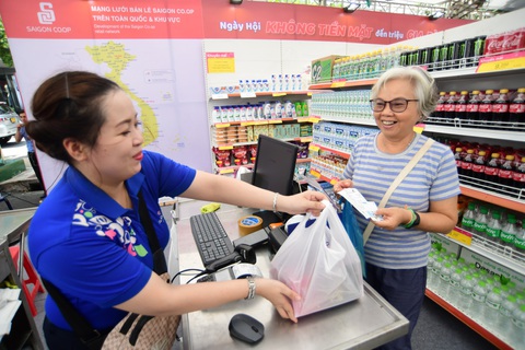 Vào siêu thị nơi cả người mua lẫn người bán đều không tiền mặt - Ảnh 5. Vào siêu thị nơi cả người mua lẫn người bán đều không tiền mặt - Ảnh 5.