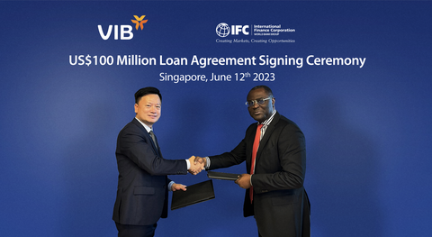 Ông Lê Quang Trung - Giám đốc Khối Nguồn vốn và ngoại hối VIB cùng ông Allen Forlemu - Giám đốc Khối Định chế tài chính khu vực châu Á - Thái Bình Dương IFC tại buổi ký kết khoản vay Ông Lê Quang Trung - Giám đốc Khối Nguồn vốn và ngoại hối VIB cùng ông Allen Forlemu - Giám đốc Khối Định chế tài chính khu vực châu Á - Thái Bình Dương IFC tại buổi ký kết khoản vay