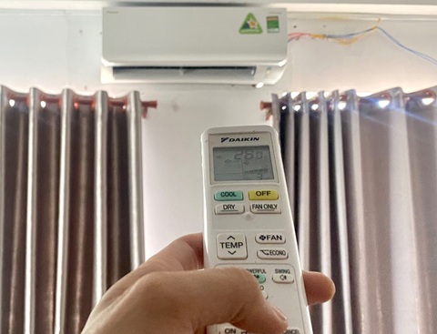 Chỉ mở máy lạnh 26 - 28oC và tắt sớm để tiết kiệm điện - Ảnh: DIỆU QUÍ Chỉ mở máy lạnh 26 - 28 độ C và tắt sớm để tiết kiệm điện - Ảnh: DIỆU QUÍ