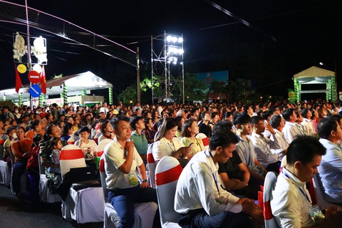 Người dân hồ hởi đến với khai mạc lễ hội - Ảnh: DUY NGỌC Người dân hồ hởi đến với khai mạc lễ hội - Ảnh: DUY NGỌC