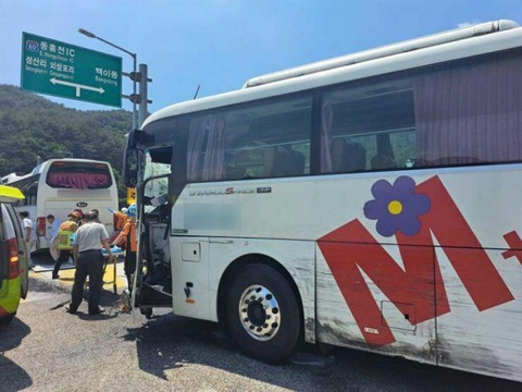 Hàn Quốc: 3 xe buýt chở học sinh va chạm liên hoàn, hơn 80 người bị thương - Ảnh 1. Hàn Quốc: 3 xe buýt chở học sinh va chạm liên hoàn, hơn 80 người bị thương - Ảnh 1.