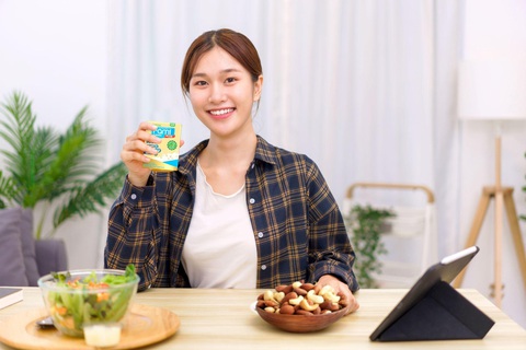Giới văn phòng tìm đến sữa thực vật đậu nành - Ảnh 1. Giới văn phòng tìm đến sữa thực vật đậu nành - Ảnh 1.